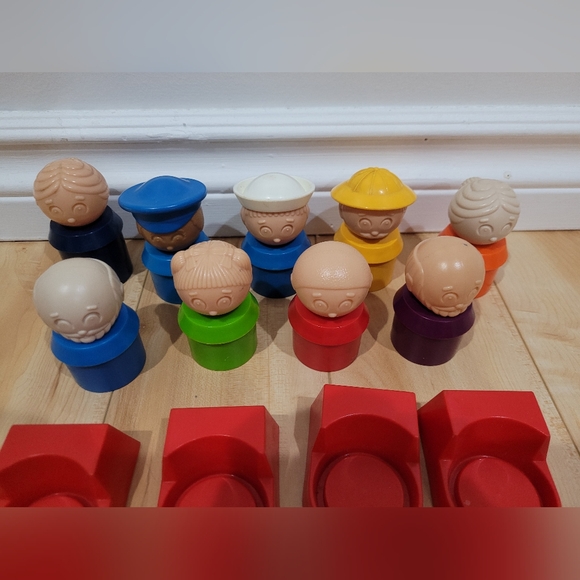 9 Tupperware Tuppertots and 4 Chairs - Picture 2 of 2